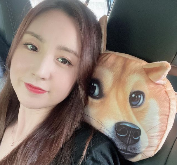 Musical actor and DJ Kan Mi-youn released a beautiful Selfie.Kan Mi-youn posted a picture on his SNS on the 18th with an article entitled We want to see our cute Shiva # real # hair spray # Shiva # Shiva.In the photo, Kan Mi-youn is smiling while looking at the camera in the car. Kan Mi-youn took a picture with a cute Shiva dog cushion.The couple, Kan Mi-youn and Hwang Ba-ul, met as opposite actors on the musical stage and married in 2019.Kan Mi-youn recently made headlines by appearing on KBS 2TVs New Story, and now DJs of the program called SBS Love FM Love Nine of Kan Mi-youn