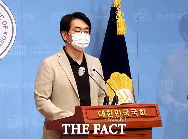 대선 출마를 선언한 박용진 더불어민주당 의원이 19일 오전 서울 여의도 국회 소통관에서 부동산 관련 공약을 발표하고 있다. /국회=이선화 기자