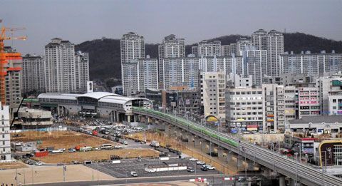 수원~인천 복선전철 노선 중 인천 남동구 소래포구역의 모습.