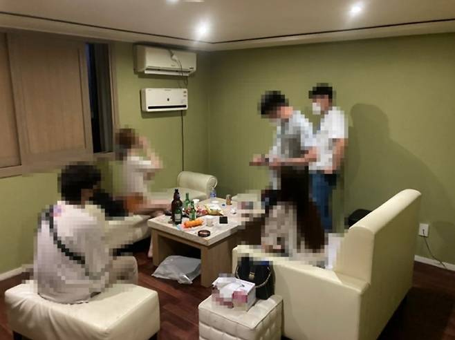 수도권 사회적 거리두기 4단계를 맞아 수원지역 유흥업소 집중 단속을 실시한 결과 모텔을 빌려 불법 유흥업소를 운영한 업주 등 27명이 적발됐다. /사진=뉴시스(경기남부경찰청 제공)