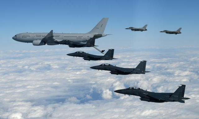 [서울=뉴시스] 공군5공중기동비행단 KC-330 공중급유기와 공군 전투기 편대가 공중급유훈련을 하고 있다. 2021.05.30. (사진=공군 제공) *재판매 및 DB 금지