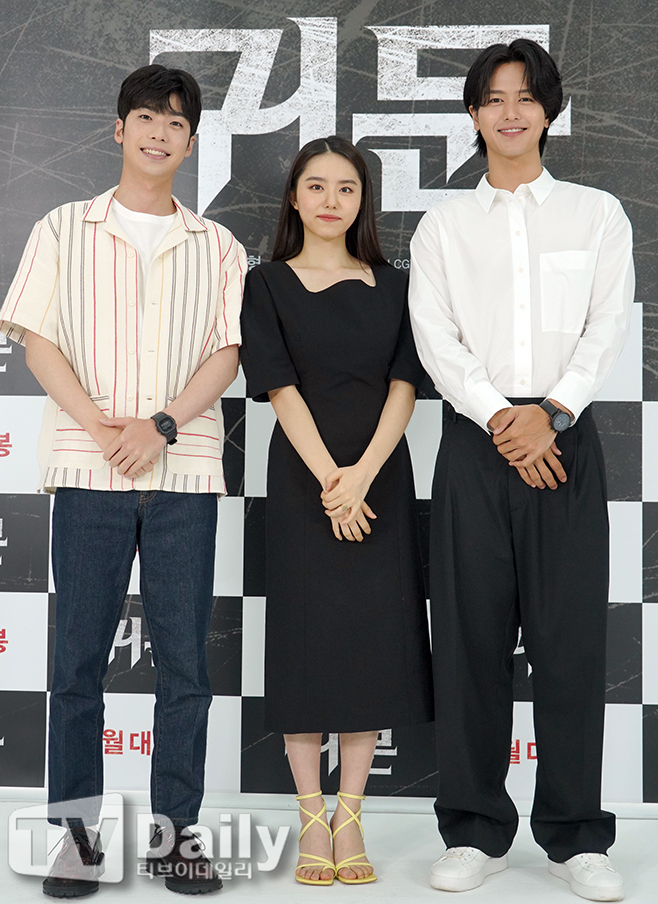 The film Your Order (director Shim Deok-geun and production ghost picture) production briefing session was held online on the morning of the 19th.On this day, Shim Duk-geun, Oh Yoon-dong CP, actor Kim Kang-woo, Kim So-hye, Lee Jung-hyung and Hong Jin-gi attended the event.Your Order is a film about the horror of the extreme horrors of shaman blood flowing in the Gwisari Training Center, which was closed after the mass murder in 1990, and curious college students.
