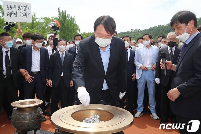 야권 대선주자인 윤석열 전 검찰총장이 20일 오전 대구 2.28민주의거기념탑을 찾아 참배하고 있다. 2021.7.20/뉴스1 © News1 공정식 기자