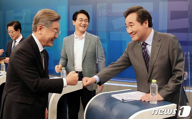 8일 오후 서울 중구 TV조선 스튜디오에서 열린 더불어민주당 대선 예비후보 합동 TV토론회에서 이재명 후보와 이낙연 후보가 인사 나누고 있다./사진=뉴스1