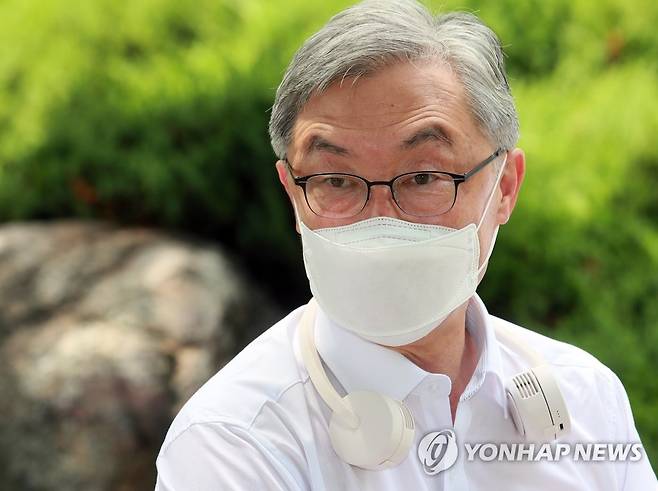 최재형 전 감사원장 (서울=연합뉴스) 하사헌 기자 = 최재형 전 감사원장이 20일 오전 서울 여의도 국회 의원회관 앞에서 국민의힘 대변인단과 간담회를 갖고 있다. 2021.7.20 toadboy@yna.co.kr