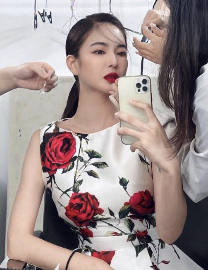 On the 21st, NS Yoonji posted a picture on his Instagram with an article entitled Thank you for the day and a picture.NS Yoonji in the photo is wearing a flower pattern dress, especially red lipstick, which is more impressive because it gives a strong point.NS Yoonji will marriage in September, and the groom will be known as the son of comedian Lee Sang-hae and Korean traditional musician Kim Young-im.