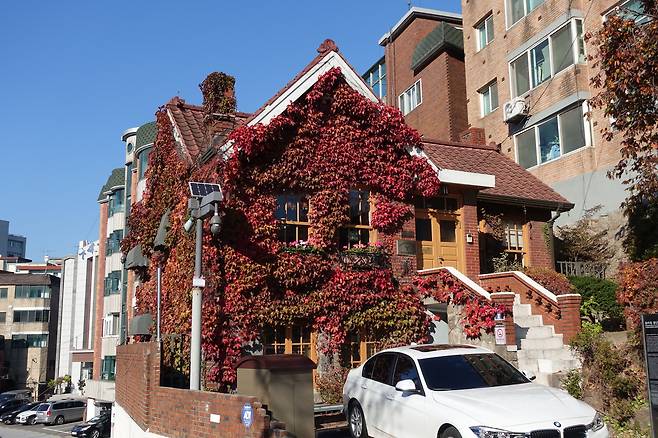 1930년대 대표적 문화주택 중 하나로 알려진 홍난파 가옥. 서울 지하철 5호선 서대문역 근처 종로구 홍파동에 있다. 2층 붉은 벽돌 건물로 작곡가 겸 바이올린주자 홍난파가 1935년부터 죽기 전까지 6년간 살았다./이경아 '경성의 주택지'