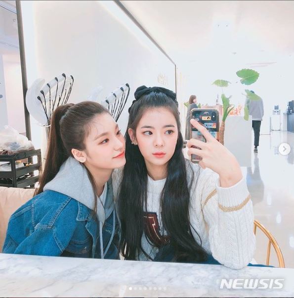 On the 21st, the group ITZYs official Instagram posted a picture with the words Happy Birthday to our Lia!Yezi and Lia in the public photos are taking their own faces with their shoulders affectionately.Meanwhile, Lia was controversial in an online community in February when she claimed that she was subjected to school violence by Lia when she was in junior high school.Since then, the writer has posted a certified photo, and the writer has not revealed his name, but he can guess who he is, raising suspicions that Lia is the perpetrator of the school.