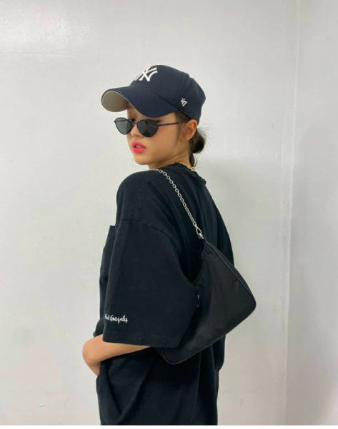 Group OH MY GIRL member YooA caught the eye with chic charm.YooA posted a picture on his Instagram on the 21st with a black heart and lip emoticons.In the photo, YooA is a black match of clothes, hats and bags. The pose that looks like a look back in sunglasses is very chic.Meanwhile, OH MY GIRL released Dun Dun Dance in May.yooA Instagram