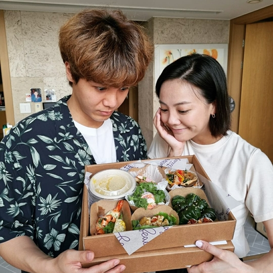 Go Eun-ah told his instagram on the afternoon of the 21st, I meet my neighbors well and I am going to Hougang MRT Station like this.I will eat deliciously before going to the schedule and I will be happy today ~! Thank you very much!! The best love hall! The released photo showed Go Eun-ah holding a Lunch box with his brother Mir (Bang Cheol-yong).Go Eun-ah is looking happy after receiving the Lunch box Gift, while Mir has wide eyes.The netizens who encountered the photos showed various reactions such as I will be delicious and Happy.Meanwhile, Go Eun-ah is running a YouTube channel Bangane with his brother Mir.In addition, Go Eun-ah has collected news of 12kg weight loss from SBS Plus Love Dosa which was broadcast in May.