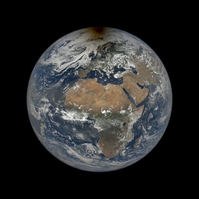 지난 달 10일 부분일식동안 촬영한 지구 사진이 공개됐다. (사진=NASA)