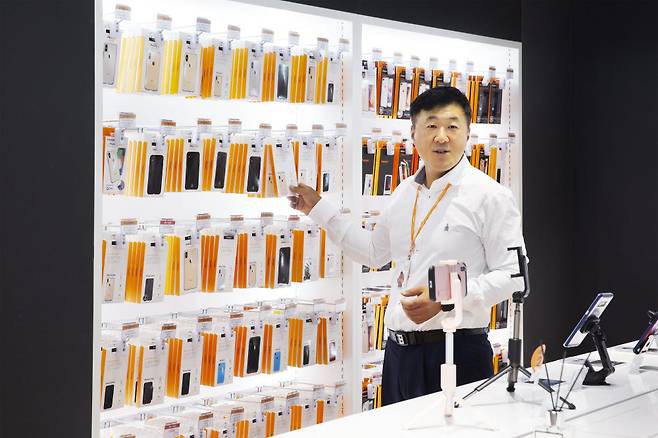 김대영 슈피겐코리아 대표가 본사 매장에서 휴대폰 케이스와 무선충전패드 등 제품을 소개했다.