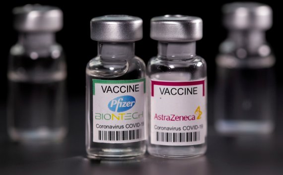 화이자와 아스트라제네카(AZ) 코로나19 백신을 가상한 사진.로이터뉴스1