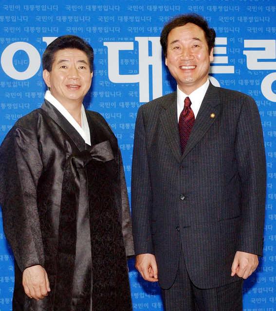 2003년 3월 노무현(왼쪽) 당시 대통령과 이낙연 새천년민주당 의원. 한국일보 자료사진
