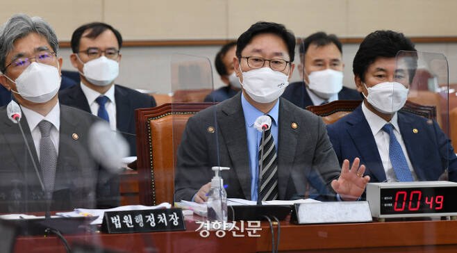 박범계 법무부 장관이 22일 국회에서 열린 법제사법위원회 전체회의에서 의원들의 질의에 답변하고 있다. 국회사진기자단