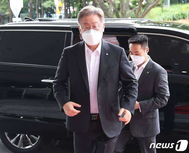 이재명 경기도지사가 20일 오후 경기 화성시 삼성전자 반도체 화성캠퍼스를 방문을 위해 발걸음을 옮기고 있다. 2021.7.20/뉴스1