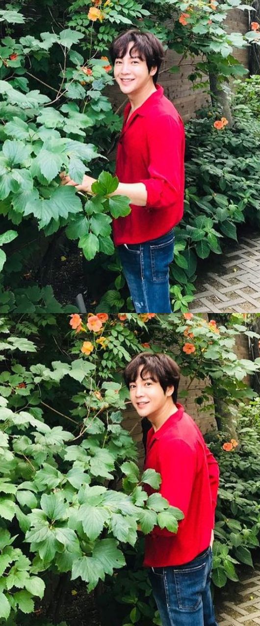 Actor Jang Keun-suk has reported recent trends with beautiful looks like Preservatives.On the 22nd, Jang Keun-suk posted two photos of flowers and four-leaf clover emoticons and photos without any other comments through his personal Instagram account.In the public photos, Jang Keun-suk is standing in front of flowers staring at the camera and boasts an unchanging visual like Preservatives.So the fans said, Is the red shirt going to fit like this? I would like to wear it... Wow.. Beautiful look??Why am I old? , Still handsome and so on.On the other hand, Jang Keun-suk appeared in the drama Womans Heaven, Nonstop 4, Alian Sam, Hwangdo Hong Gil-dong, Beethoven Virus and You are a handsome person.