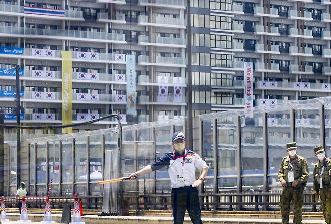 도쿄올림픽 관계자가 7월20일 도쿄 하루미 지역 올림픽선수촌 한국 숙소동 주변에서 출입을 통제하고 있다. ⓒ 연합뉴스