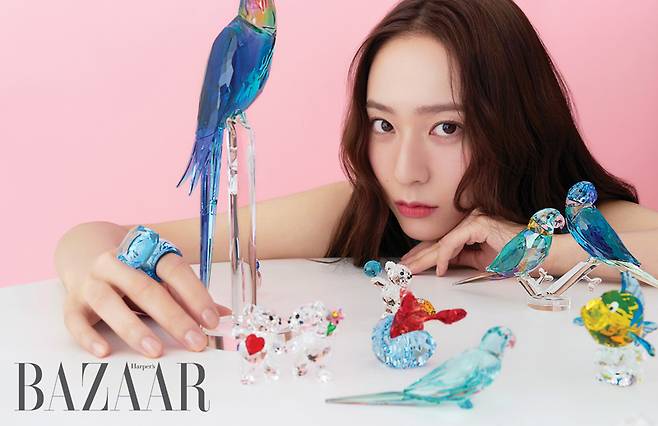 A pictorial by singer and actor Krystal Jung (Jung Soo-jung) has been released.Krystal Jung, who has been busy with filming the KBS2 new drama Police Class recently, showed off his charm like Fairy pitta, sometimes showing off his lovely appearance.As a representative of Yeodeok Mole, he completely digested bold size and colored crystal jewelery styling. Krystal Jung showed a chic charm with a watery visual and robbed his eyes.The pictorials with Krystal Jung can be found in the August issue of Harpers Bazaar and the Harpers Bazaar website.Photo Harpers Bazaar Korea