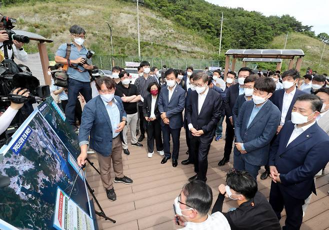 이준석 국민의힘 대표가 23일 오후 부산 강서구 가덕도 대항전망대를 찾아 박형준 부산시장과 함께 관계자로부터 가덕신공항 예정지에 대한 현황보고를 듣고 있다. (사진=연합뉴스)