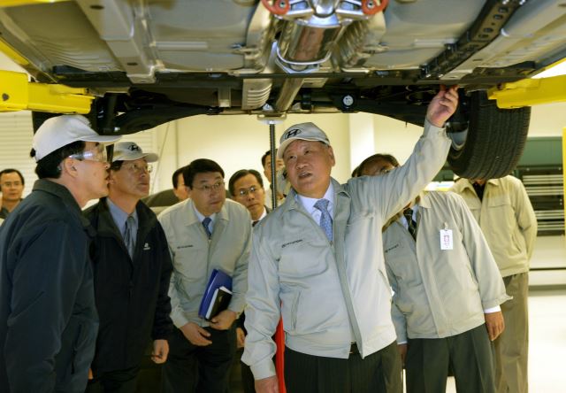 정몽구 현대자동차그룹 명예회장이 2005년 3월 미국 앨라배마공장에서 쏘나타 생산 품질을 점검하고 있다. 현대자동차그룹 제공