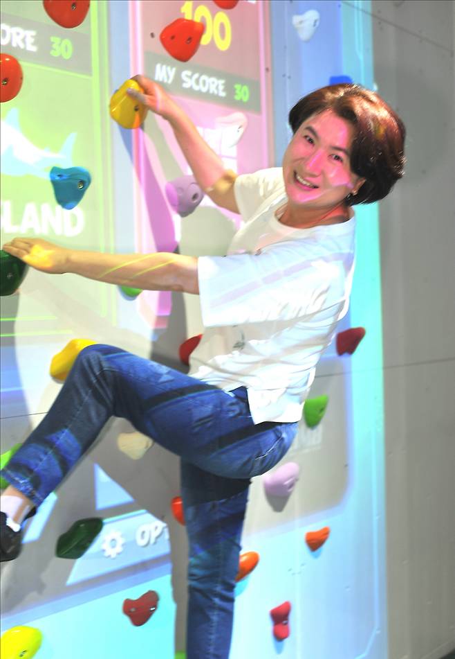 성광제 아스포즈 대표가 경기도 하남시 미사리 연구소에 설치된 T클라임 암벽장치에서 AR클라이밍 시연을 보여주고 있다.