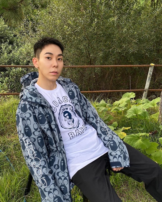 Rapper Loco has boyfriend bornLoco posted several photos on his Instagram on the 22nd without any special comments.In the open photo, Loco is comfortable sitting on a chair in the background of the grass.Casually styled with a white T-shirt, logo play Hood Turns up and black pants, he caught the eye with a rapper-specific hip atmosphere.Especially with his trademark short hair, he added cute charm.In the ensuing photo, Loco is zipping up his zipper to the end of his nose and covering his mouth with his eyes wide open, and he snipers his girlfriend by creating a boyfriend with a warm appearance and natural appearance.The netizens who saw this responded that It is a foul face, It is a good idea, My brother is still losing weight?On the other hand, Loco released actor Lee Sung-kyung and collaboration soundtrack Love on the 4th.