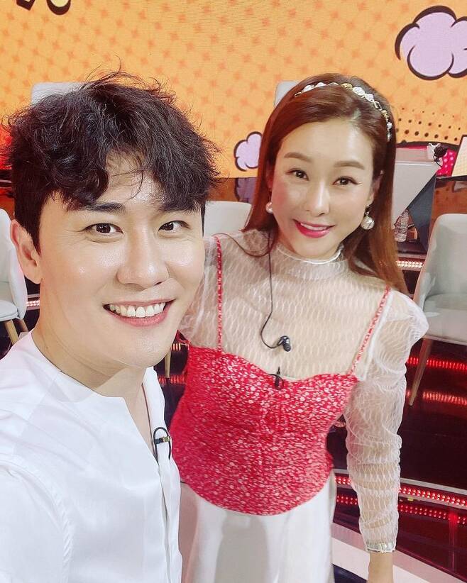 Im impressed by Sister Pan.Broadcaster Hyun Young shared a selfie with singer Young Tak.On July 23, Hyun Young posted a picture on his Instagram with an article entitled Thank you for losing me, Mr. Young Tak.The photo shows the images of Hyun Young and Young Tak posing on the filming site of the Romantic Call Centre of Love TV.In addition, Hyun Young said, We also took a video letter to our sister, who is a young Tak steam fan, and I was impressed by the master fan.Earlier, Hyun Young appeared as a guest on the 22nd Romantic Call Centre of Love.On this day, Shin Shin Ae, Hyun Young, Jinju, Wax, Zea and Queen Wasabi were together.