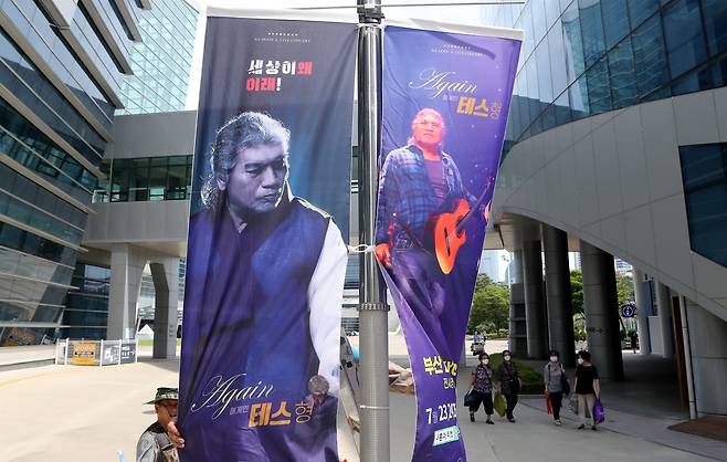 However, the position of Concert production company showplay was quite different.There was no problem because the authorities, including the city of Cheongju Broadcasting and the public health center, did not receive any notice regarding the occurrence of Confirmed person at the time of the performance, which was raised in some media, online community, and social media.According to the production company, the background of the performance of Cheongju Broadcasting was the difference in the distance between the regions.The Cheongju Broadcasting area was a first-stage area that did not require distance between seats at the time of the concert, but it was a step of distance distance distance distance distance distance distance distance distance distance distance distance distance distance distance distance distance distance distance distance distance distance distance distance distance distance distance distance distance distance distance distance distance distance distance distance distance distance distance distance distance distance distance distance distance distance distance distance distance distance distance distance distance distance distance distance distance distance distance distance distance distance distance distance distance distance distance distance distance distance distance distance distance distance distance distance distance distance distance distance distance distance distanceAs concerns and criticism have intensified, the Corona 19 Central Disaster Safety Headquarters (Jisang) has finally stepped up.At a regular briefing on the afternoon, the major script said, From tomorrow (22nd), performances are only allowed at the non-Seoul Capital Area registered venue.The explanation was that the use of temporary facilities for performance purposes at Seoul Capital Area, that is, the performance at temporary venues such as gymnasiums and parks, was prohibited according to the strengthened social distance, so that the same would be applied to non-Seoul Capital Area.The company said it will keep these guidelines until August 1.As a result, the Busan Exhibition and Convention Center, a busan concert venue, was also forced to follow the decision of the major script.On the afternoon, the Busan Exhibition and Convention Center announced an emergency notice on its official social media account that Na Hoon-a AGAIN test-type performance, which was scheduled from July 23 to 25, 2021, was canceled under government administrative orders.Mr Trot also said, Tomorrow, the performance of the Mr Trot TOP6 National Tour Concert - Busan scheduled for July 30 (Friday) to August 1 (Sun) is currently being canceled or postponed due to the spread of Corona 19.The question that follows here. What if there was no executive order from the authorities?Wasnt Na Hoon-a Busan Concert and Mr Trot Busan Concert held as scheduled?Thats why I mentioned the balloon effect earlier.In the case of the Singer Gain TOP10 national tour concert, it was held at the Seoul Olympic Park in early July before the Confirmed person surged, and it was able to avoid criticism.Since then, both Na Hoon-a and Mr Trot have performed in Cheongju Broadcasting and Deagu to avoid the Seoul or Seoul Capital Area where the Confirmed person of the past occurred.In addition, Na Hoon-a Concert is the back door that the spread of Corona 19 has expanded and there are not many reservation audiences asking for cancellation and refund.At that time, Deagu was in the second stage of distance, and up to 5,000 people were able to watch the guidelines.As a result, the organizers of the Concert said they did not take any action on cancellation and refund requests.There was no concern about some audiences concerns about the Confirmed person surge.In the end, the organizers who carried out a large-scale concert in the confusion of distance between regions, and the local governments who watched it back were the perfect environment to blame the authorities.Lets look at the distance-keeping guidelines of the authorities and the side of Concert, which has been in a dangerous tightrope.The Gawang, Na Hoon-a, is always a superstar who draws out a sold-out procession.<TV Chosun> Mr Trot Concert is a concert that affects the influence of broadcasting companies.In fact, the 2021 Suseongmo Musical Fringe Festival and 2021 Citizen Happiness Concert, which were scheduled to be held on the 15th and 16th of the Na Hoon-a Deagu Concert, were canceled (Relevant articles: Na Hoon-a Deagu Concert enforced on the fourth Corona pandemic, why?).The fourth pandemic and the surge in Confirmed person are also in the end to be pursued by those who are pushing ahead with a large-scale concert scheduled.Public opinion in the Corona era is much more realistically aware of this.Coincidentally, some of Mr Trots members recently contacted Confirmed Person during the broadcast of TV Chosun, with some being confirmed as Corona.As a result, even Mr. Trot singers who were confirmed and self-confirmed proved their anxiety before the Corona 4th pandemic.