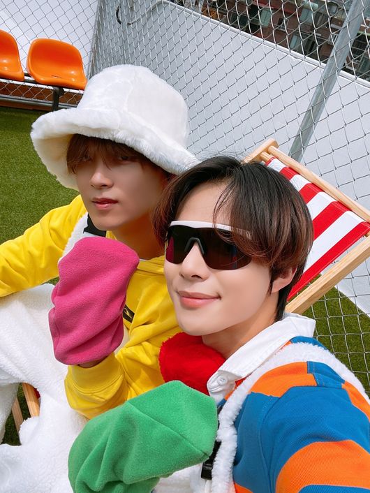 NCT Haechan and Jung Woo transformed into H.O.T.On the afternoon of the 23rd, Hae Chan posted two self-portraits taken with Jung Woo, saying, I tried to be very cute with Sizuni Jung Woo-hyung on the official SNS of NCT.NCT Haechan added, I just love you ~ ~ ~ ~ ~ ~ ~ I love you # JUNGWOO # Haechan # NCT # HOT # Kandy.In the photo, NCT Haechan and Jung Woo are recalling the hit song Kandy of SM Entertainment senior group H.O.T.Despite the hot summer, the pair digested 200% of H.O.T.s Kandy costumes, wearing furwear, hats and gloves.On the other hand, NCT 127, which includes Hae Chan and Jung Woo, released a new song Save last month.NCT SNS