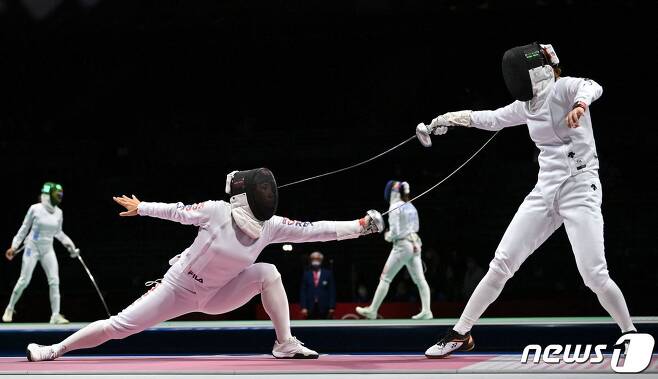 24일 열린 도쿄 올림픽 펜싱 여자 에페 경기 모습. © AFP=뉴스1