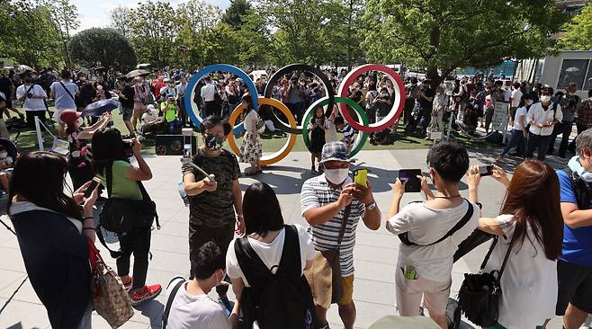 2020 도쿄올림픽 개막식이 열리는 23일 도쿄 올림픽 메인스타디움 앞이 시민들로 붐비고 있다. 2021.07.23 이태경 기자