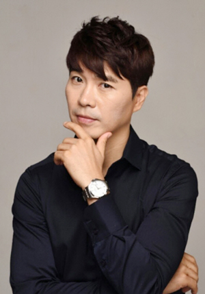 It was later confirmed that broadcaster Park Soo-hong filed a civil lawsuit against his brother-in-law, Park, and his brother-in-law, Lee, demanding 10 billion won of Damages.In addition, Park Soo-hongs request for a real estate seizure and a disposition to ban real estate disposal were accepted at The Court.Park Soo-hong filed a lawsuit against the Seoul National League West District The court on June 22 through Legal Representative.The amount of lawsuit filed by Park Soo-hong at the time was about 8.6 billion won.Since then, Legal Representative has expanded the amount of litigation to about 11.6 billion won and submitted an application for change of claim and claim.In the course of investigating this incident, we have identified additional damage and expanded the purpose of the claim by adding it to the existing Damages amount, Park Soo-hong said. If the prosecutions investigation results reveal additional damage, the amount of the lawsuit may increase.Park Soo-hong filed for a provisional disposition of property foreclosure and disposition along with civil litigation, and both applications were accepted by The Court.Park Soo-hong filed for a property foreclosure on June 28, shortly after filing a civil suit claiming Damages against Park and Lee.The 21st Division of the Seoul National League West, which was responsible for this, cited the property on the 7th and seized the property of two people.It has been confirmed that this includes the Seoul Magog real estate, which has already been mentioned several times through the media.In addition, Park Soo-hong filed an injunction against real estate disposal on December 12, shortly after the application for real estate seizure was accepted.This, too, received a quotation decision from The Court on the 19th, a week later.The intention was not to sell, give, rent, set up mortgages or leases, or to dispose of any other, said Park Soo-hong, a legal representative.The decision to injunction is based on the call data submitted by Park Soo-hong, the creditor of the lawsuit.For this reason, Park and Lee, who are debtors, can appeal to the injunction or cancel the application.Meanwhile, Park Soo-hong filed a complaint with the Seoul National League West District Prosecutors Office in April for alleged seizure against his brother-in-law, Park, who has been working as a manager, and his brother-in-law, Lee.anjinyong