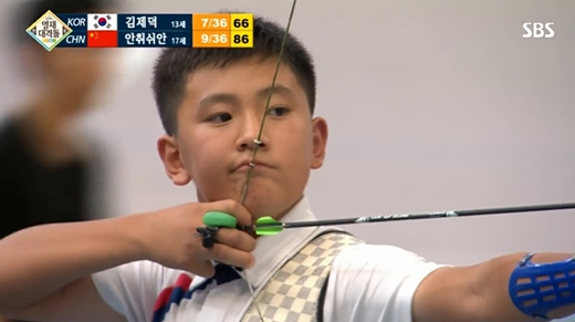 With archery national team Kim je-deok (17) and Anshan (20) winning Gold medal in a mixed group event, the broadcast of Kim je-deoks childhood appearance is getting attention.Kim je-deok appeared as an archery prodigy in SBS Einstein in 2016 when he was an Elementary student.Kim je-deok, who was a young man at the time, swept the archery tournament with his outstanding skills from childhood.In particular, the strength of Kim je-deok, the strength of the mind, has been different since the Elementary Student days. Kim je-deok said in an interview with Einstein, The important thing is mental.If you can not shoot a bow, you have to have a mental strength. He said, If you look at the national representatives, you can not shoot at the Elementary Student.I think it is because of formality when I see it. Kim je-deok, who had a dramatic victory in the match against the Chinese player at the time, said, I was nervous, but I did what the teacher told me to do. I think it was good to push the bow to the end with confidence in this game.Meanwhile, Kim je-deok and Anshan won the Gold medal at the archery mixed group exhibition held in Tokyo, Japan on the 24th and won the first Gold medal in Korea at the 2020 Tokyo Olympics.