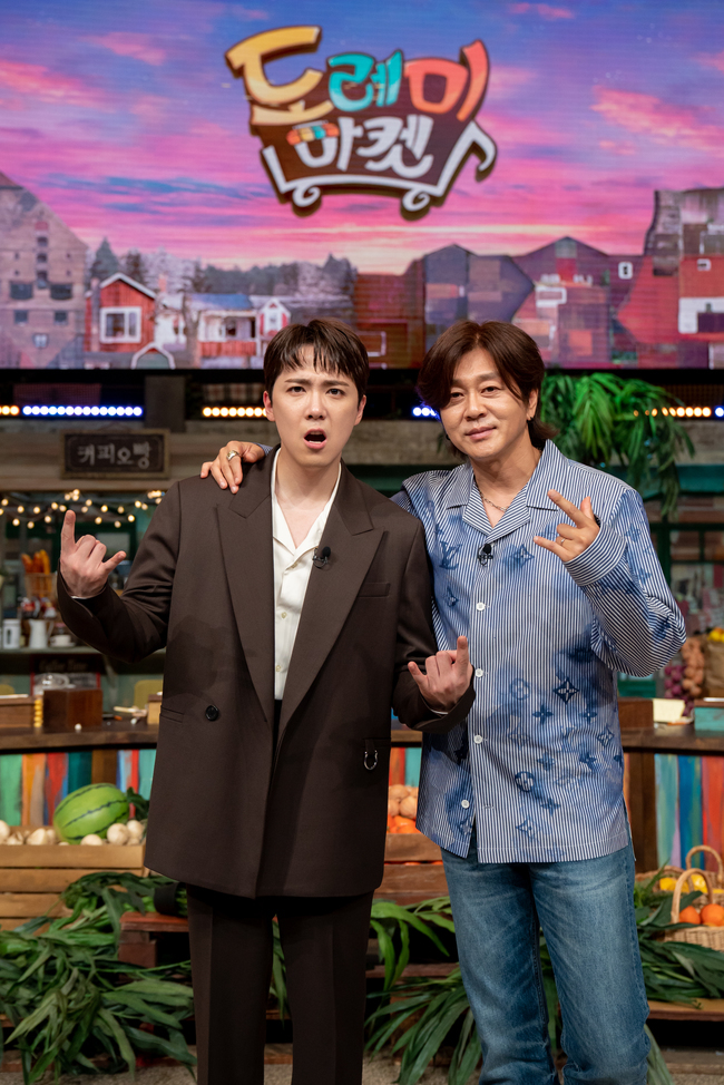 Yoon Do Hyun reveals dictation passionTVN Amazing Saturday, which will be broadcast on July 24, will feature singers Yoon Do Hyun and Lee Hong-gi.Yoon Do Hyun attracted attention by citing speaker and Nucksal as a question mark of Amazing Saturday.I wondered how speaker sounded at the scene, and if Nucksals real life resembled the comedian Lee Eun-hyung, he said.I also hear the story of Nucksal resemblance, he added, laughing.Lee Hong-gi smiled at the memory of crawling on the floor to hear near the speaker when he appeared last time, saying, I can not hear it when I see Amazing Saturday at home.The full-scale dictation began, and Lee Hong-gi showed off the doctors aspect of Amazing Saturday.The third appearance, The Steamy Family Lee Hong-gi, was not far from kneeling in front of the speaker with passion for one shot from the reasoning of the Jisutsu problem song.In addition, he played a big role in catching the decisive words. Yoon Do Hyun was surprised to see the scene.The time to disclose the doremis support, late to revise my support plate, I was constantly laughing at the doremis restraint.Yoon Do Hyun has been playing music for 27 years and added fun to the sushi.I heard it correctly, he said, actively responding to the MC boom provocation of Can you risk your life?The confident Yoon Do Hyun is known to have made a bomb remark saying, Rock life is over, I will leave first as the backbone continues to reverse the reversal.On the other hand, Mun Se-yun, the No. 1 player in the Jisutsu One Shot, who is under fierce chase of Kiero key, has started to show his skills.Mun Se-yuns hard carry, which introduces the addictive beat to the doremis and predicts the chefs appearance, can be seen on the air today.In addition, it is the back door that the atmosphere has been heated up with Kim Dong-hyun, who is a self-respecting two geniuses, and the sharp analysis of the chemistry and height of the year.