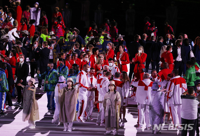 [도쿄(일본)=뉴시스] 최진석 기자 = 23일 오후 일본 도쿄 국립경기장에서 열린 2020 도쿄올림픽 개막식에서 마스크를 벗은 선수들이 곳곳에서 보이고 있다. (공동취재사진) 2021.07.23. photo@newsis.com