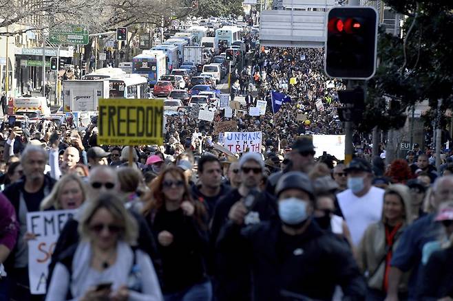 시드니 코로나 봉쇄 반대 시위에 참여한 시민들. 사진=AP 연합뉴스