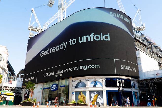 삼성전자는 삼성 갤럭시 언팩 2021을 앞두고 세계 주요 랜드마크에서 옥외광고를 진행했다. 영국 피카딜리 서커스 외부 광고판에 펼칠 준비를 하라(Get ready to unfold)라는 언팩 예고 메시지가 게시됐다.