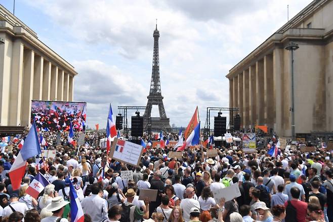 24일(현지시간) 프랑스 파리에서 정부의 코로나19 봉쇄 조치에 반대하는 시위가 벌어지고 있다. 2021.7.24./사진=로이터통신