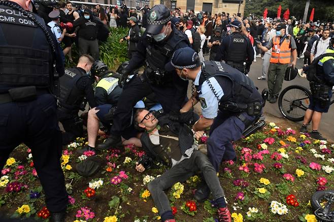 24일(현지시간) 호주 시드니에서 코로나19 봉쇄 조치에 반대하는 시위대 일부가 체포됐다. 2021.7.24./사진=로이터통신