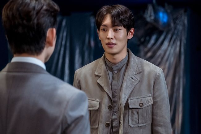 The Devil Judge Jinyoung meets with Hidden team of Ji SungThe TVN Saturday drama The Devil Judge (played by Moon Yoo-seok, director Choi Jung-gyu, production studio Dragon Studio & New), which has been inverted every time, attracts attention with the public appearance of familiar characters such as Ji Sung (played by Jinyoung) and his assistant K (played by Lee Ki-taek) ...In the photo released on the 25th, those who appeared in the National Demonstration Trial, which was held in the meantime, led by Kang Yo-han, are gathered together.First, K, a helper who had to lose his father due to the coercion Susa of Cha Kyung-hee (Jang Young-nam), has been silently working behind the forced Han and revealed his presence.On the contrary, the first trial of the peoples trial defendant, Joo Il-do (Park Hyung-soo), the late lawyer of the chairman of the Supreme Court, and the son of the Justice Minister, Lee Young-min (Moon Dong-hyuk), the son of Cha Kyung-hee, were reported in real time. The combination of those who are in contact with each other in many ways, up to Chan, raises questions.In addition, they are not the forces that were favorable to the side that they forced in the events that have been involved.The curiosity of viewers is growing because they have a meeting with Ga-on Kim in one place.In the previous 7th broadcast, the superpower of Jeong Seon (Kim Min-jung), who was on the throne of the chairman, was shocked by the murder of Seo Jung-hak (Jung In-kyum), who was the chairman of the Scarecrow of the Social Responsibility Foundation, and was wrapped up as a national martyr on the outside.It became clear that the forced provocation of Jeong Seon, which transcends the common sense line, should be returned to the appropriate attack.With Ga-on Kim, who believes the system is reasonable, waking up his naive faith to take his side, Ga-on Kim is even more looking forward to the next meeting as he thinks it will have any significance or what it will mean.The full-scale war of the Social Responsibility Foundation, which Ga-on Kim forced, will be broadcast on tvN at 9:10 pm today.tvN