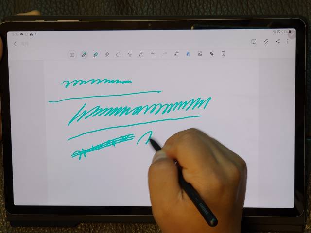 갤럭시탭 S7 FE의 대화면에 S펜을 사용하는 모습/사진=노현섭 기자