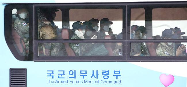 7월 20일 경기 성남 서울공항에서 청해부대 장병들이 버스를 타서 이동하고 있다. 청해부대 장병 전원은 신종 코로나바이러스 감염증(코로나19) 집단감염 발생으로 이날 전격 귀국했다. [뉴스1]