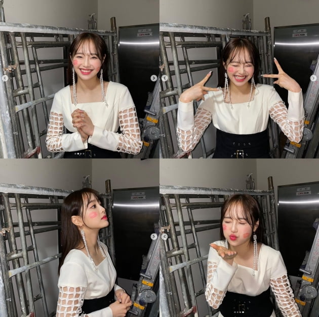 Group Loona member Chuu has reported on the latest.Chuu posted a picture on Loona Instagram on the 25th with Life Shot by Jung Eun Lee.In the open photo, Chuu is looking excited with both hands V.Meanwhile, Loona, which Chuu belongs to, recently released her fourth mini album, &> (And), and worked.Photo: Loona SNS