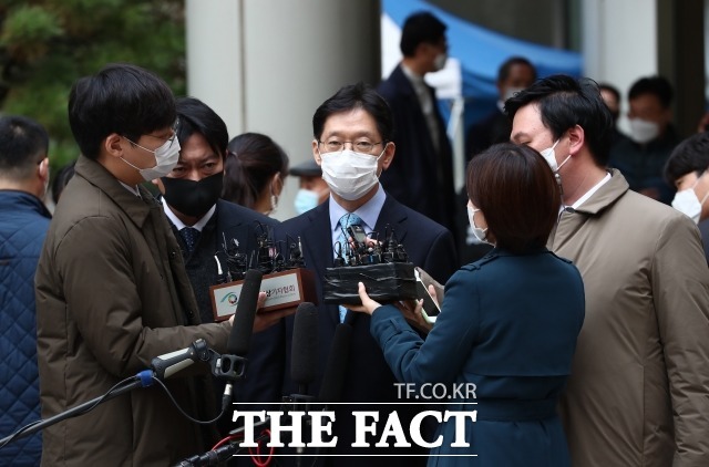 김경수(가운데) 전 경남지사가 포털 사이트 댓글을 조작한 혐의로 실형이 확정된 가운데, 박근혜 전 대통령을 지지하는 트윗을 퍼 나른 사건은 지휘자 행적도 파악되지 않은 것으로 확인됐다. /이동률 기자