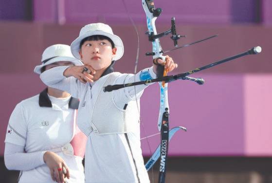안산이 25일 도쿄 올림픽 양궁 여자단체 결승전에서 활시위를 당기고 있다. 안산은 혼성과 여자 단체를 석권하면서 2관왕이 됐다. [연합뉴스]