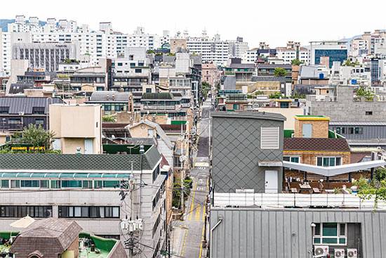 올 들어 서울 빌라 매매 건수가 아파트를 앞지를 정도로 인기몰이 중이다. 사진은 서울 강남구 역삼동 일대 빌라. <윤관식 기자>