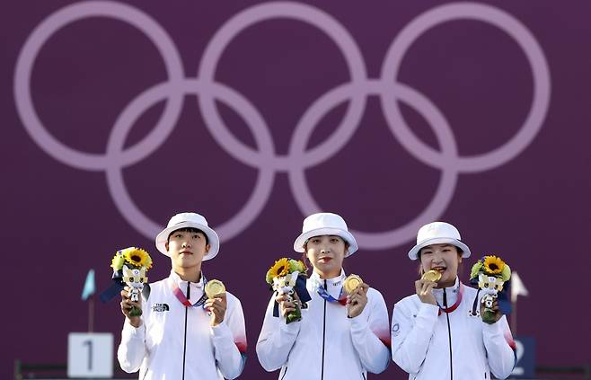 한국 여자 양궁 대표팀이 도쿄올림픽에서 단체전 9연패 위업을 이뤄냈다. 사진은 금메달을 차지한 안산(왼쪽부터), 장민희, 강채영. /사진=뉴시스