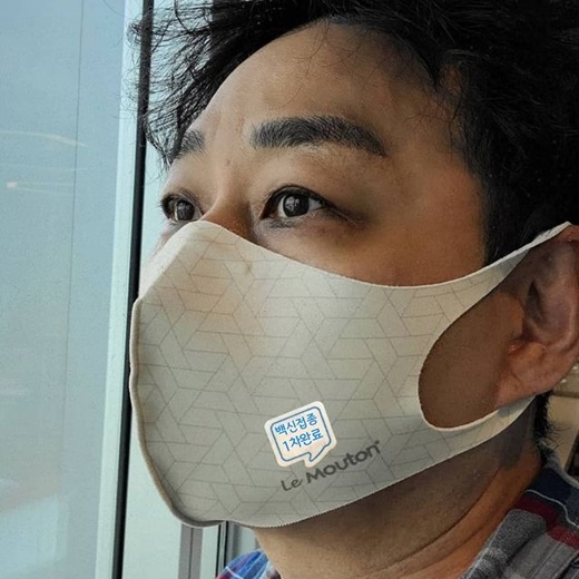 Comedian Kim Soo-yong reported on the late Coronas 19 Vacine Inoculation.Kim Soo-yong told his Instagram on the 26th, # CoronaVacine # Pfizer 1st Vacine Inoculation completed.It is similar to when Flu injections are hit. There is no side effect fever and Dark Circle is thickened. Kim Soo-yong in the public photo is wearing a mask and looking somewhere.The mask worn by Kim Soo-yong is Vaccine Inoculation First Completion, which attracts attention.Along with this, Kim Soo-yongs dark dark circle catches the eye.The netizens who responded to this responded such as Take good care and work hard, Prepare medicine and Did you make smokey makeup?