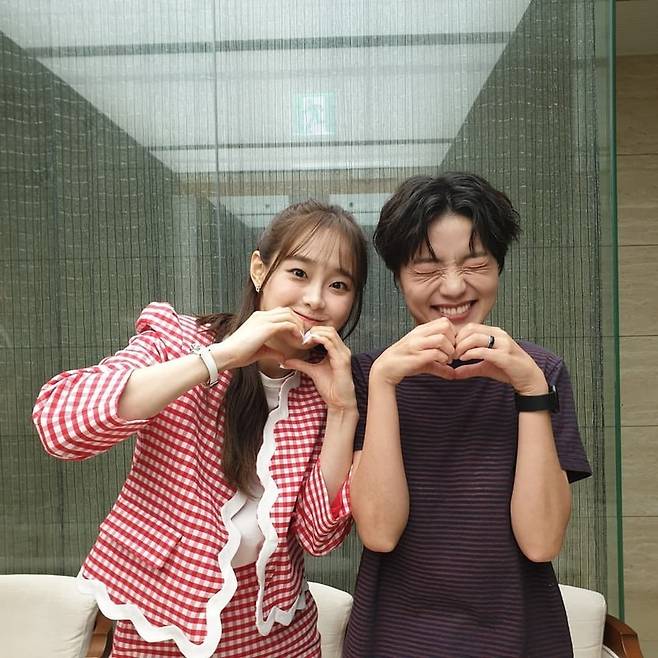 Gagwoman and Actor Ahn Young Mi shared a fruit-juicing two-shot with girl Chuu of the month.Ahn Young Mi posted a picture on his Instagram on July 26 with the phrase Chuu is a refreshing day for the crowd today.In the photo, Ahn Young Mi is standing side by side with Chuu and doing a biting heart; Ahn Young Mi surprised everyone with adorableness proportional to the wrinkles of his eyes.The netizens who saw this responded such as I am lovely even wrinkles, It is a wonderful smile and (s) juice sister.Ahn Young Mi made his debut as a comedian in KBS 19 in 2004 and appeared in corners such as Americano, Talk Girls, Suspicious Housekeepers and Cobik Train in Comedy Big League.Ahn Young Mi appeared on SBS The Girls Who Beat Goals and showed off his injury.After that, Ahn Young Mi reassured the public through Instagram, Im okay.
